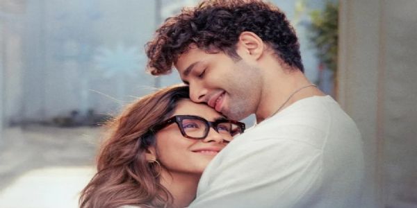 मृणाल ठाकुर, सिद्धांत चतुर्वेदी - फोटो सोर्स एक्स