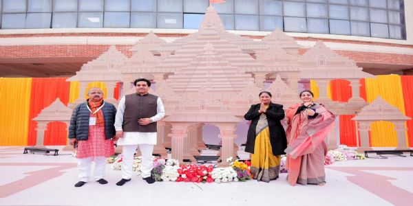 शब्दोत्सव में शामिल मुख्यमंत्री रेखा गुप्ता एवं मंत्री कपिल मिश्रा