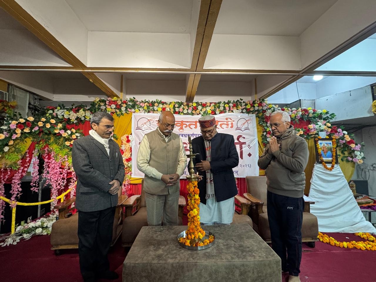 दीप जलाते मंचासीन अतिथि