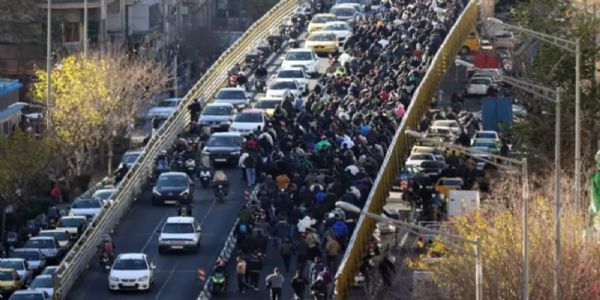 ईरान की राजधानी तेहरान समेत कई शहरों में प्रदर्शन हो रहे हैं। फोटो -इंटरनेट मीडिया ईरान की राजधानी तेहरान समेत कई शहरों में प्रदर्शन हो रहे हैं। फोटो -इंटरनेट मीडिया