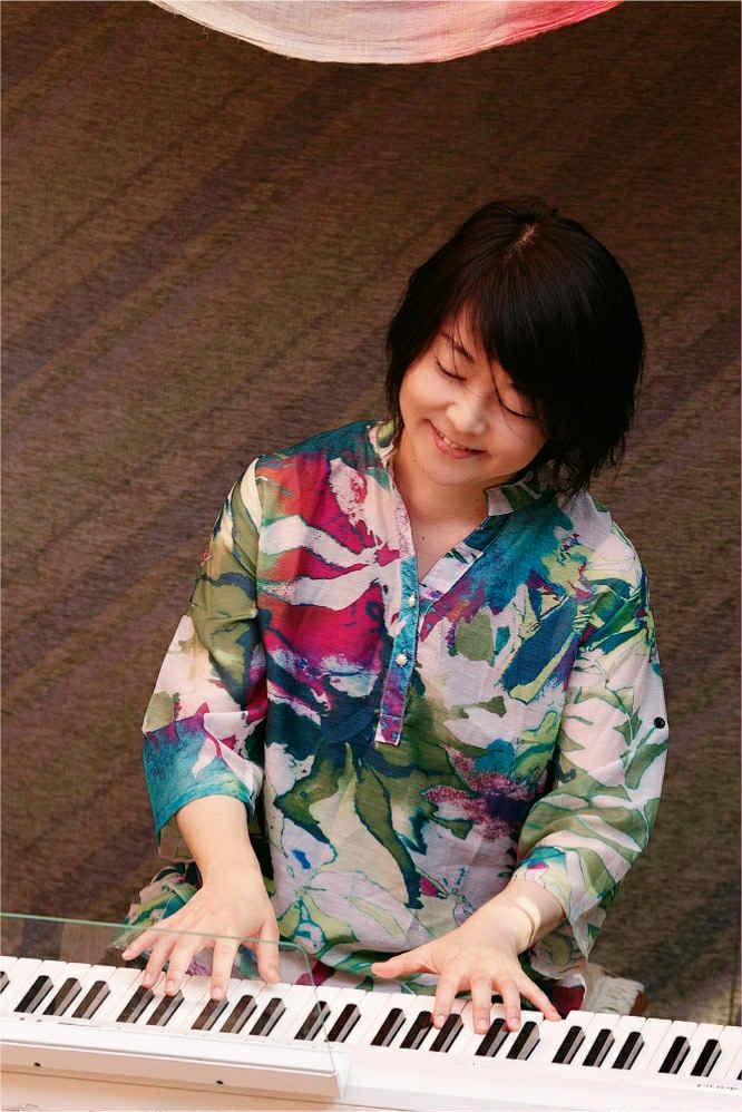 वाद्ययंत्र बजाते हुए सयूमी तकोनो।