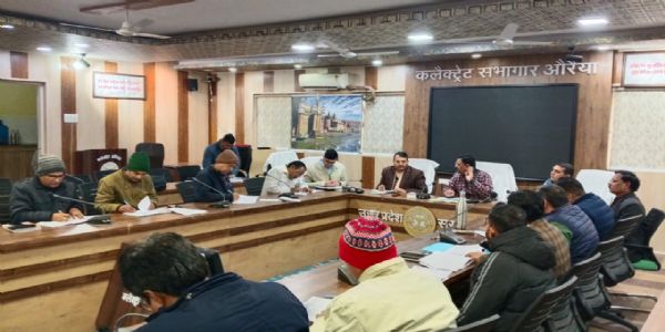 जिलाधिकारी औरैया ने की पीएम आवास योजना की समीक्षा, सर्वे करने के दिए निर्देश