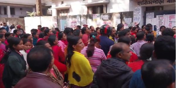 हाकिमपाड़ा बालिका विद्यालय में फीस वृद्धि के विरोध में अभिभावकों का प्रदर्शन