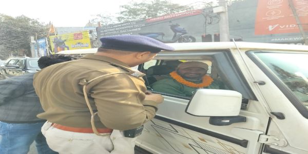 पुलिस ने गांधीगिरी के जरिए वाहन चालकों को पढ़ाया नियमों का पाठ