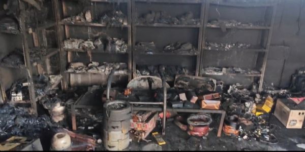 शार्ट सर्किट से इलेक्ट्रॉनिक दुकान में लगी आग से छह लाख का नुकसान