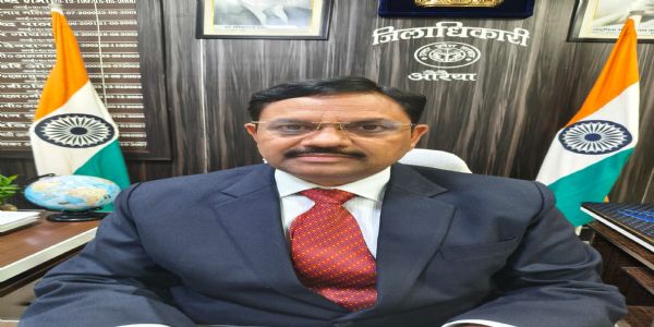 किसान सम्मान निधि में लापरवाही पर जिलाधिकारी ने नाराजगी जताई