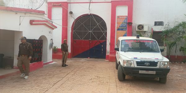 जौनपुर जेल में ड्यूटी पर शराब पीकर हंगामा करने वाला बंदी रक्षक निलंबित