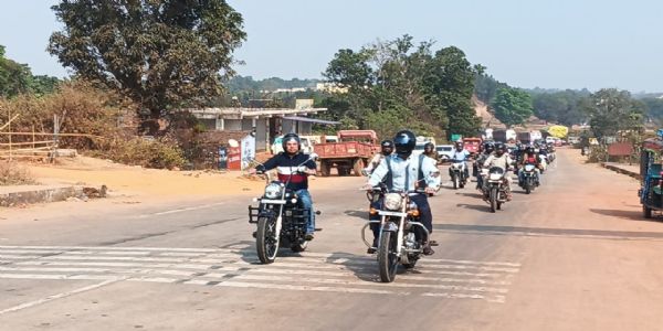 हेलमेट पहनकर सड़कों पर उतरे कलेक्टर-एसएसपी, जशपुर में निकली सड़क सुरक्षा बाइक रैली