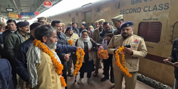 माघ मेला स्पेशल ट्रेन से प्रयागराज जा रहे श्रद्धालुओं को डीएम ने फूलमाला पहनाकर किया रवाना