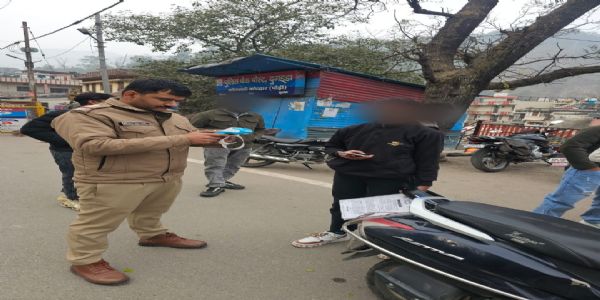 पुलिस ने 12 वाहन किए सीज