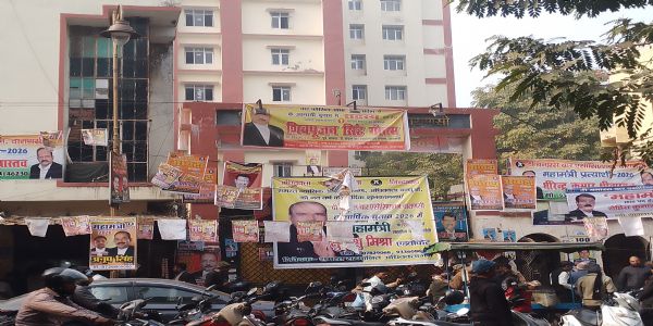 बनारस बार एसोसिएशन के वार्षिक चुनाव के लिए मतदान जारी, पुलिसकर्मियों की चप्पे चप्पे पर नजर