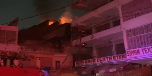 शॉर्ट सर्किट से लगी बेडशीट गोदाम में भीषण आग, लाखों का माल जलकर खाक