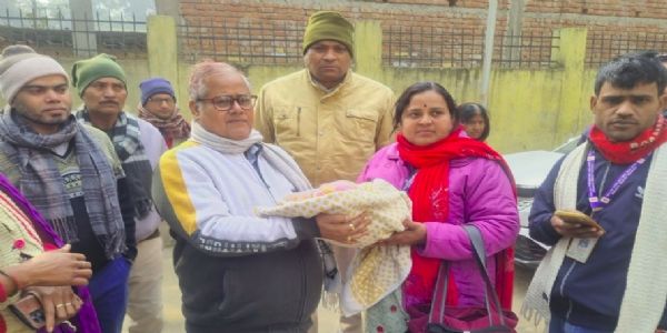 नवजात को छोड़ भागी मां