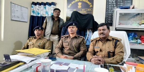 हाता चौक पर ट्रक चालक से लूट के दो आरोपित गिरफ्तार, चाकू और नकदी बरामद