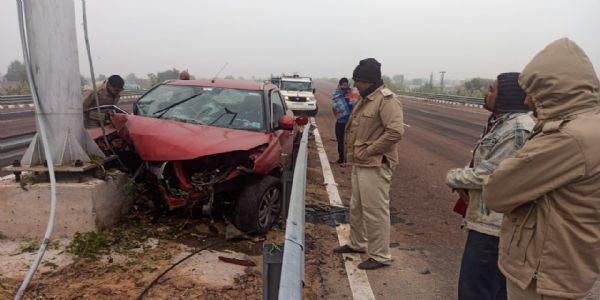 कोहरे का असर : गुजराती परिवार की कार भारतमाला हाईवे पर रेलिंग से टकराकर पोल में घुसी