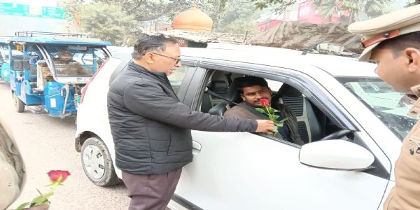 एआरटीओ ने गुलाब का फूल देकर वाहन चालकों को पढ़ाया यातायात नियमों का पाठ