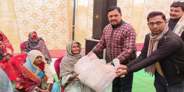 औरैया में जिलाधिकारी ने जरूरतमंदों काे बांटे कंबल