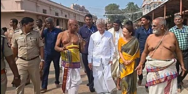 केंद्रीय विदेश मंत्री एस. जयशंकर ने परिवार संग श्रीरंगम मंदिर में किए दर्शन, वैकुंठ एकादशी महोत्सव में हुए शामिल