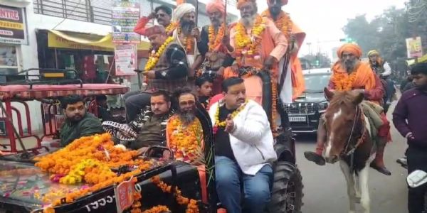 फर्रुखाबाद: जूना अखाड़े के संतों ने निकाली नगर प्रवेश यात्रा