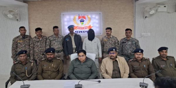 पलामू में कुख्यात गैंगस्टर प्रिंस खान का तीसरा गुर्गा गिरफ्तार, कुवैत से मिले थे फायरिंग के निर्देश