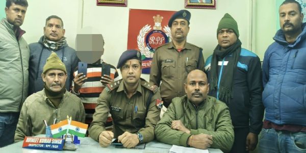 भागलपुर रेलवे स्टेशन पर पुलिस ने मोबाइल चोर काे पकड़ा