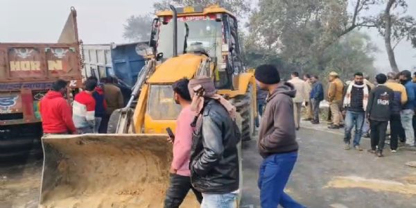 तीन ट्रक आपस में भिड़े, तीन घायल.