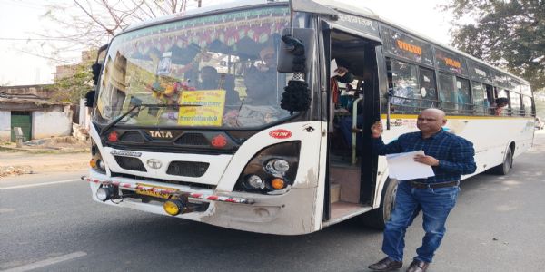 देवघर में सड़क सुरक्षा माह-2026 के तहत जागरूकता कार्यक्रम, वाहन चालकों को गुलाब भेंट कर किया गया प्रेरित