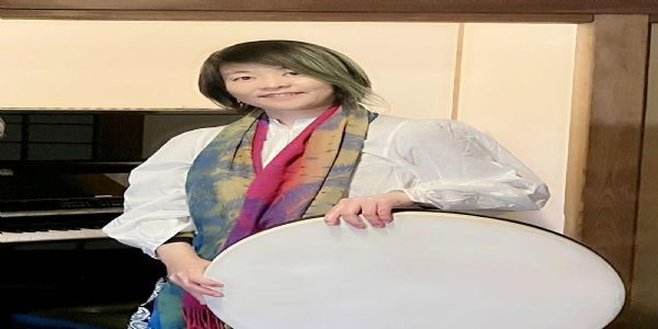 वाद्ययंत्र बजाते हुए सयूमी तकोनो।