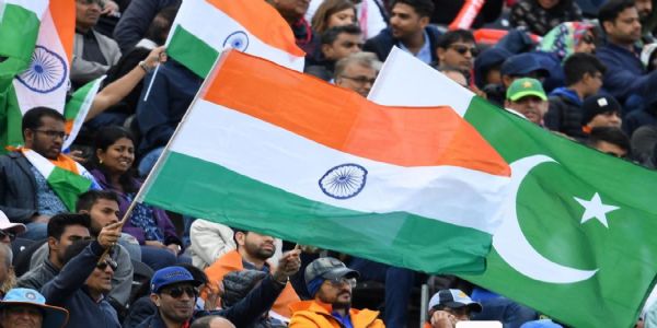 भारत पाकिस्तान मैच का आनंद लेते दर्शक