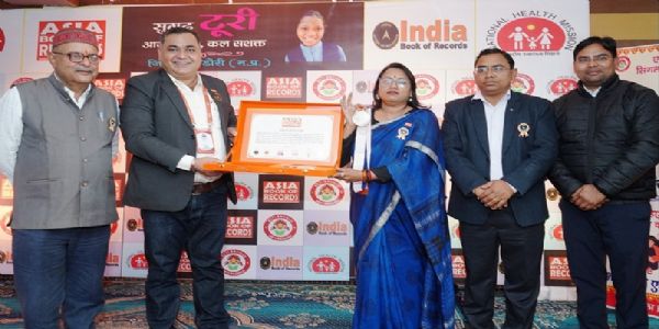 डिंडौरी जिले को एशिया बुक और इंडिया बुक ऑफ रिकार्ड्स का प्रमाण पत्र प्रदान करते हुए टीम