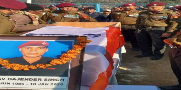 शहीद हवलदार गजेंद्र सिंह गढ़िया के पार्थिव शरीर पर परिजन और अधिकारी पुष्प अर्पित करते हुए।