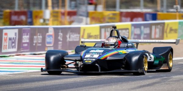 कार रेसिंग (प्रतिकात्मक चित्र)