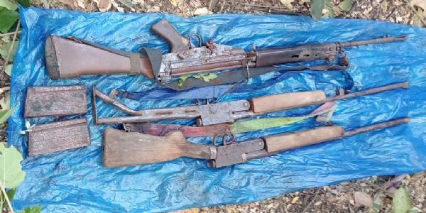 जंगल से जब्त किए गए हथियार।