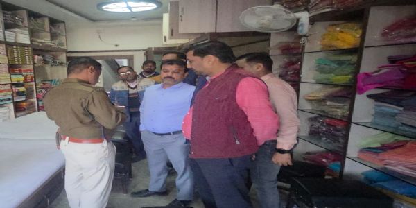गिरिडीह के तीन कपड़ा दुकानों में लाखों की चोरी, जांच में जुटी पुलिस