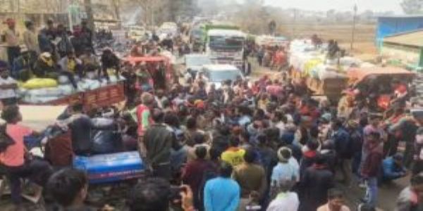 बलरामपुर : धान खरीद में टोकन संकट से फूटा किसानों का गुस्सा, राजपुर में तीसरी बार चक्का जाम, एनएच पर ठप रहा आवागमन