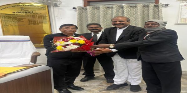 जस्टिस से मिला अधिवक्ता संघ