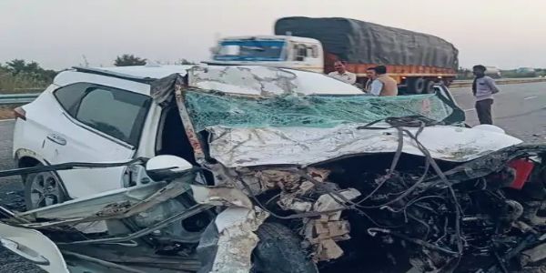 भारतमाला एक्सप्रेस - वे पर ट्रेलर से टकराई एसयूवी