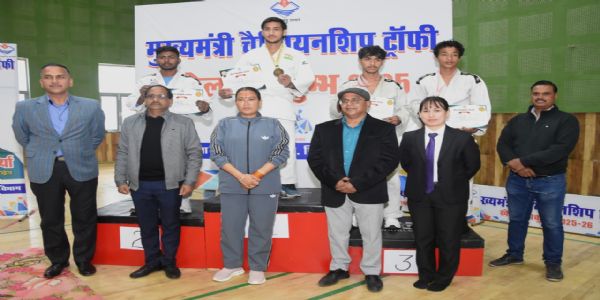 मुख्यमंत्री चैंपियंस ट्रॉफी में विजेताओं को प्रदान किए मेडल