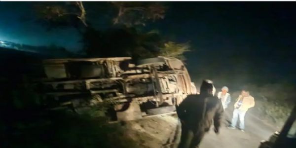 प्रयागराज से यात्रियों को लेकर लौट रही बस पलटी, कई घायल
