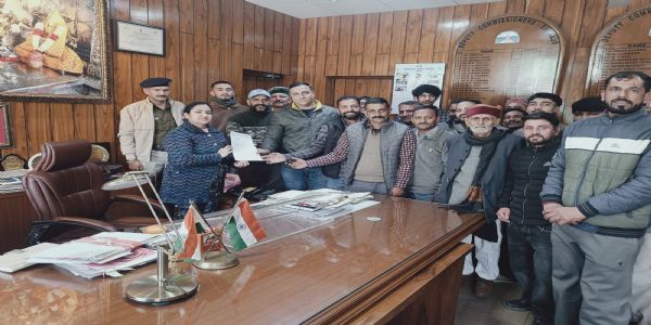 रेणुका बांध प्रस्तावित विस्थापितों की समस्याएं को लेकर डीसी सिरमौर को सौंपा ज्ञापन