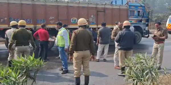 नेशनल हाईवे पर चलते डंपर में लगी आग, मची अफरा-तफरी