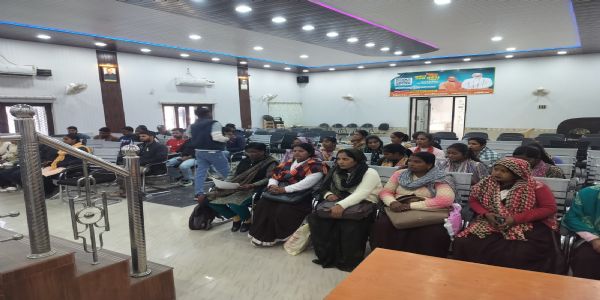 आयुष्मान भारत योजना के अंतर्गत शेष पात्र लाभार्थियों के कार्ड शीघ्र बनाए : जिलाधिकारी