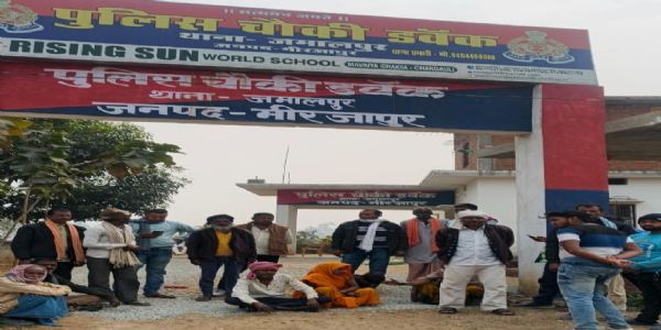 चौकी इंचार्ज की मनमानी से उबाल, ग्रामीणों ने किया प्रदर्शन