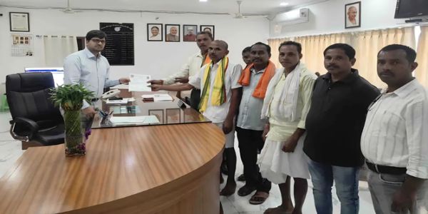 चट्टानपारा के 118 अवैध घरों को अतिक्रमण मुक्त किए जाने पर चिकटराज कल्याण समिति ने जताया आभार