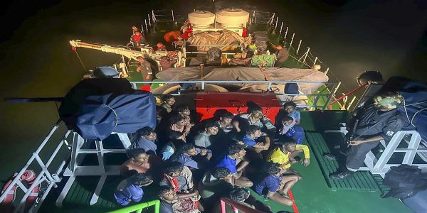 भारतीय जलसीमा में घुसपैठ पर तटरक्षक बल की कार्रवाई, 24 बांग्लादेशी मछुआरे गिरफ्तार