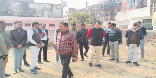 उत्तर प्रदेश दिवस आयोजन को लेकर जिलाधिकारी ने नुमाइश मैदान का किया निरीक्षण