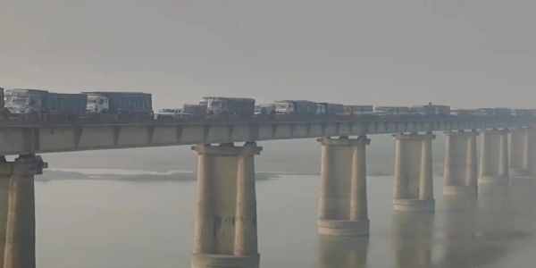 कानपुर-सागर हाईवे 24 घंटे से जाम में फंसा, स्कूली बच्चे, बुजुर्ग और महिलायें सबसे अधिक परेशान