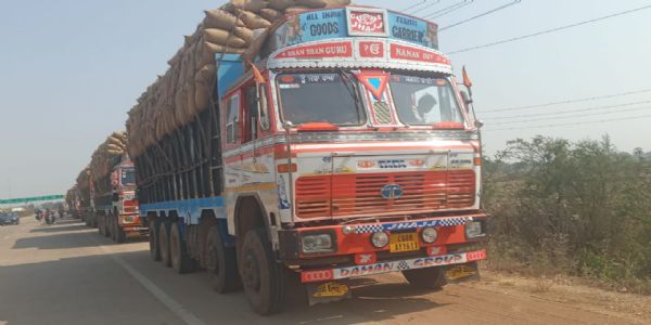 धान तौलाई के लिए धर्मकांटा पर लग रही ट्रकों की लंबी कतार, लोग परेशान