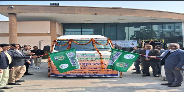 पावरग्रिड ने सीएसआर फंड से राजकीय इंजीनियरिंग कॉलेज बांदा को दी बस