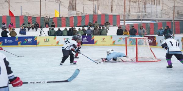 खेलो इंडिया शीतकालीन खेल 2026 : आइस हॉकी में आर्मी पुरुष और लद्दाख महिला टीमों की दमदार शुरुआत